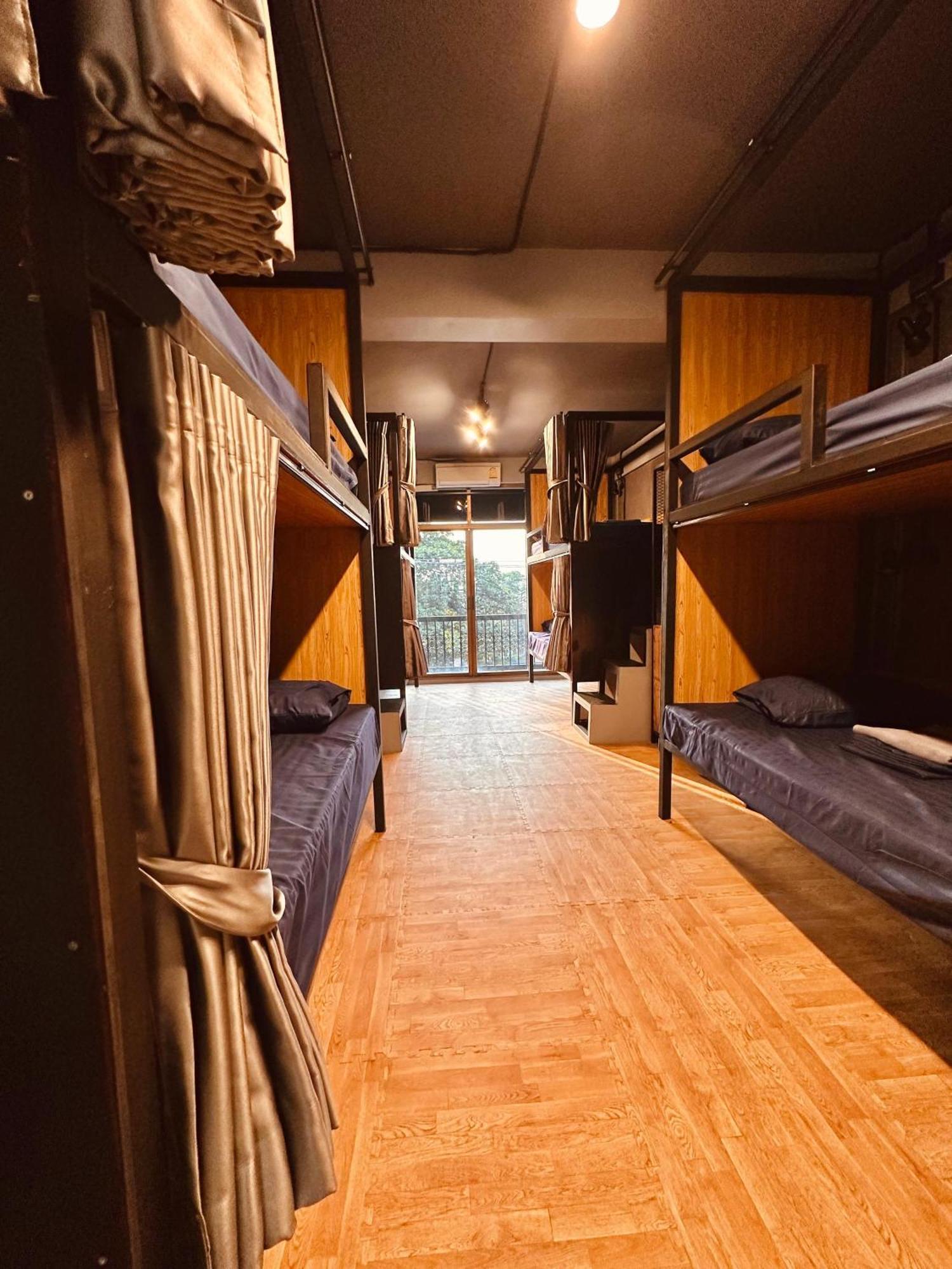 Hostel Friends Station & Cafe Pattaya Ngoại thất bức ảnh