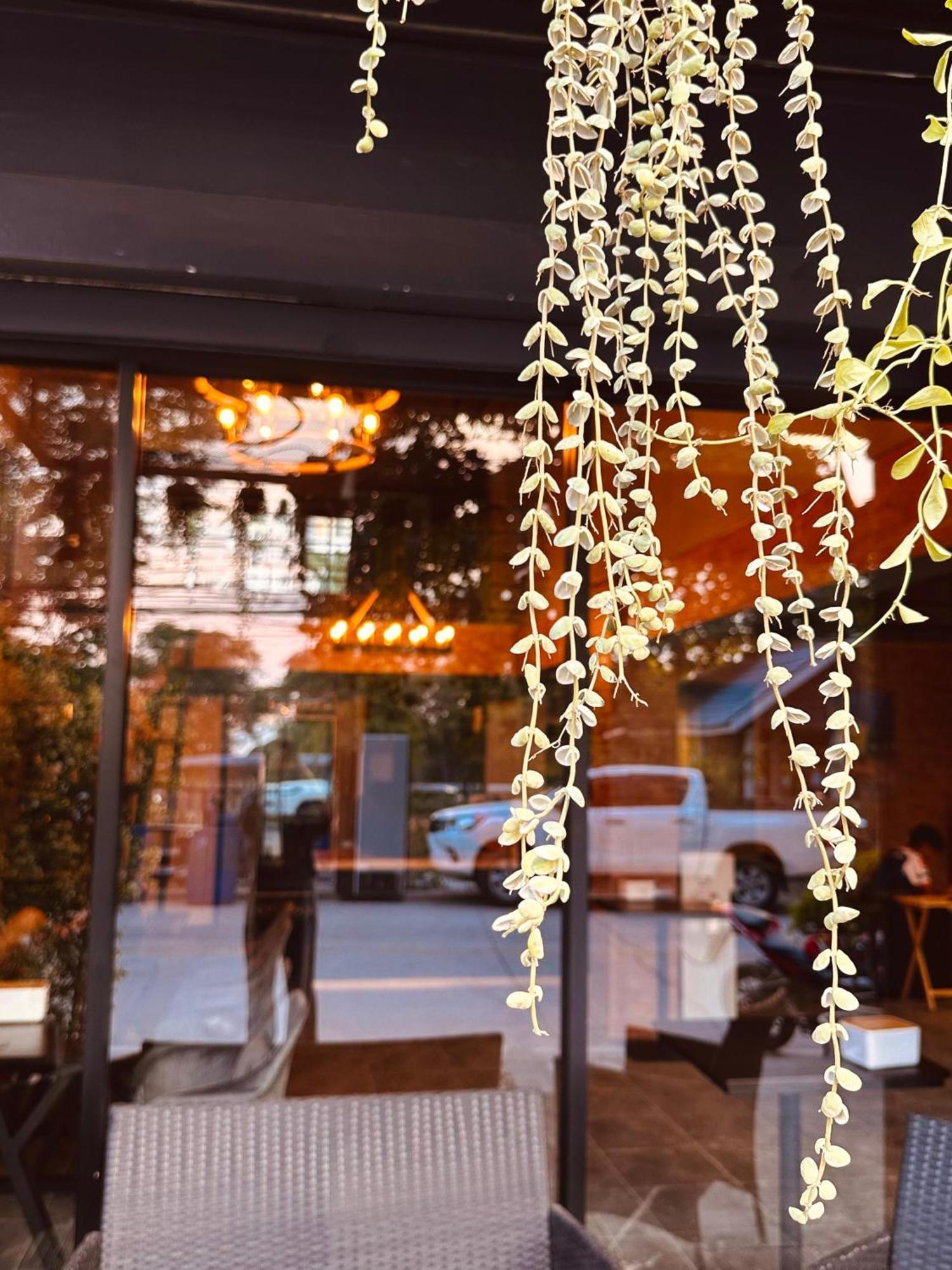 Hostel Friends Station & Cafe Pattaya Ngoại thất bức ảnh
