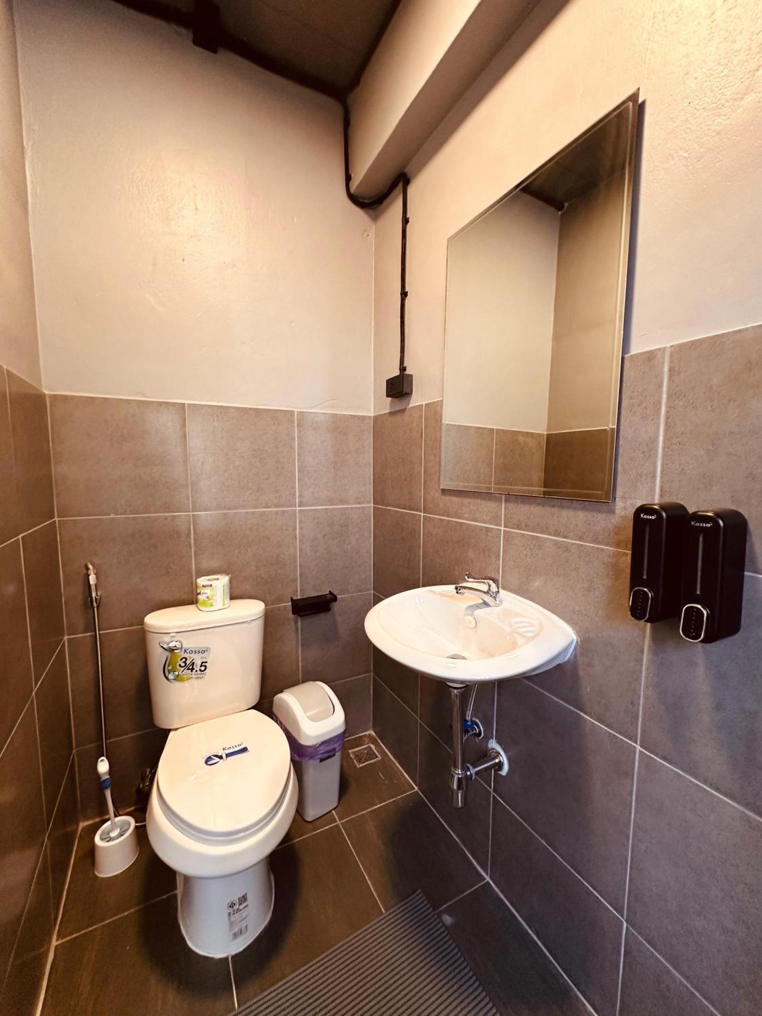 Hostel Friends Station & Cafe Pattaya Ngoại thất bức ảnh