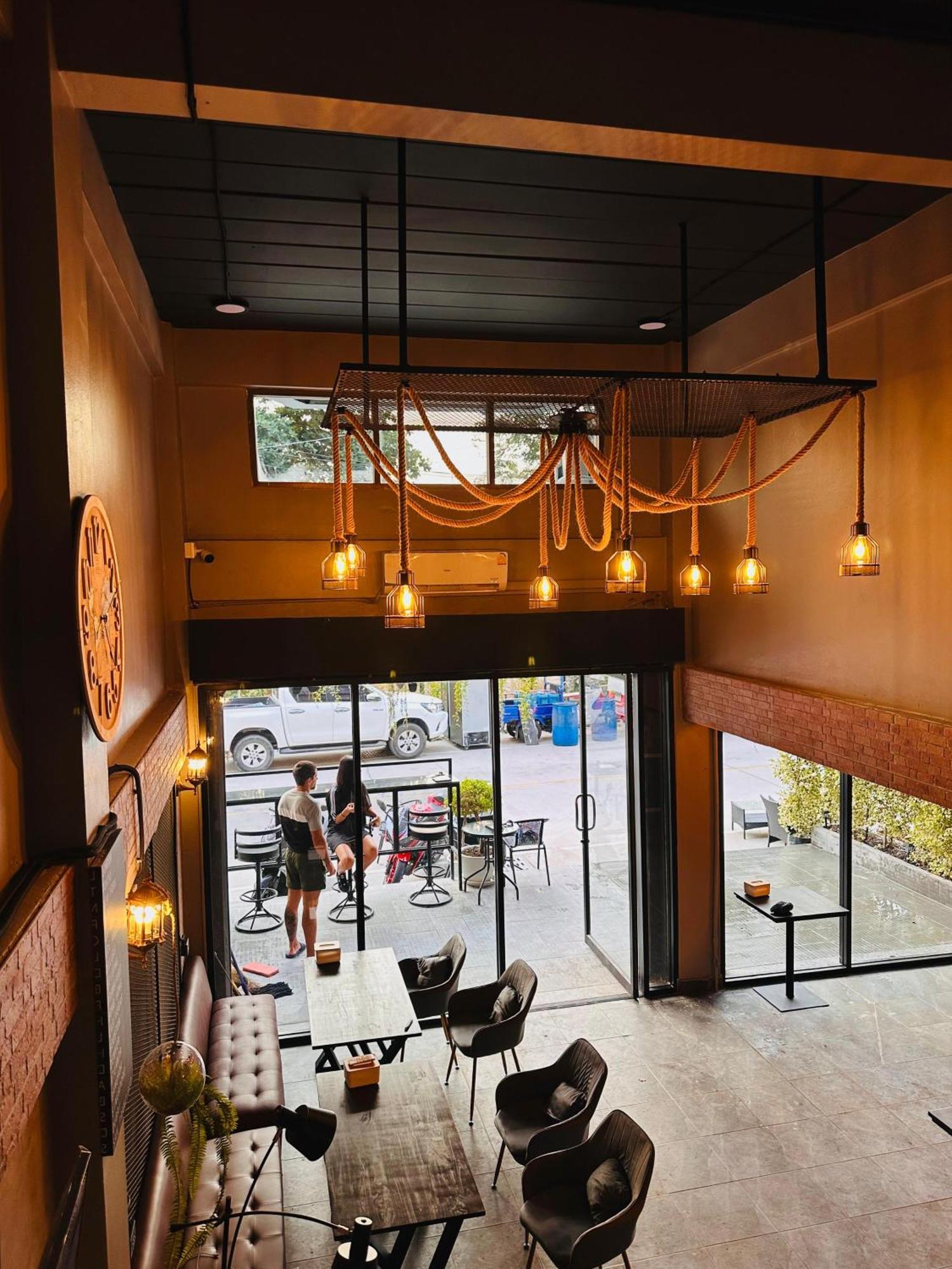 Hostel Friends Station & Cafe Pattaya Ngoại thất bức ảnh