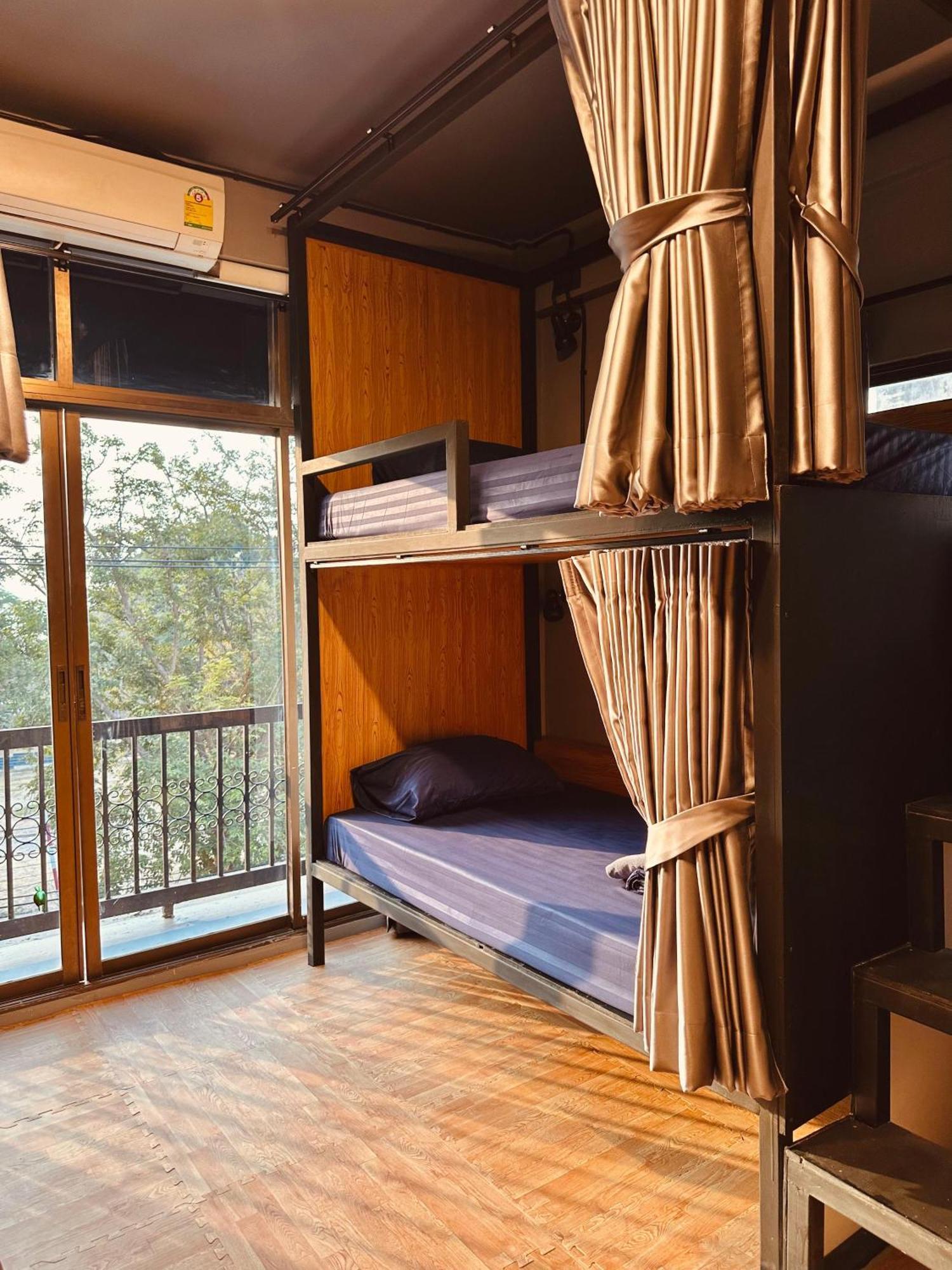Hostel Friends Station & Cafe Pattaya Ngoại thất bức ảnh