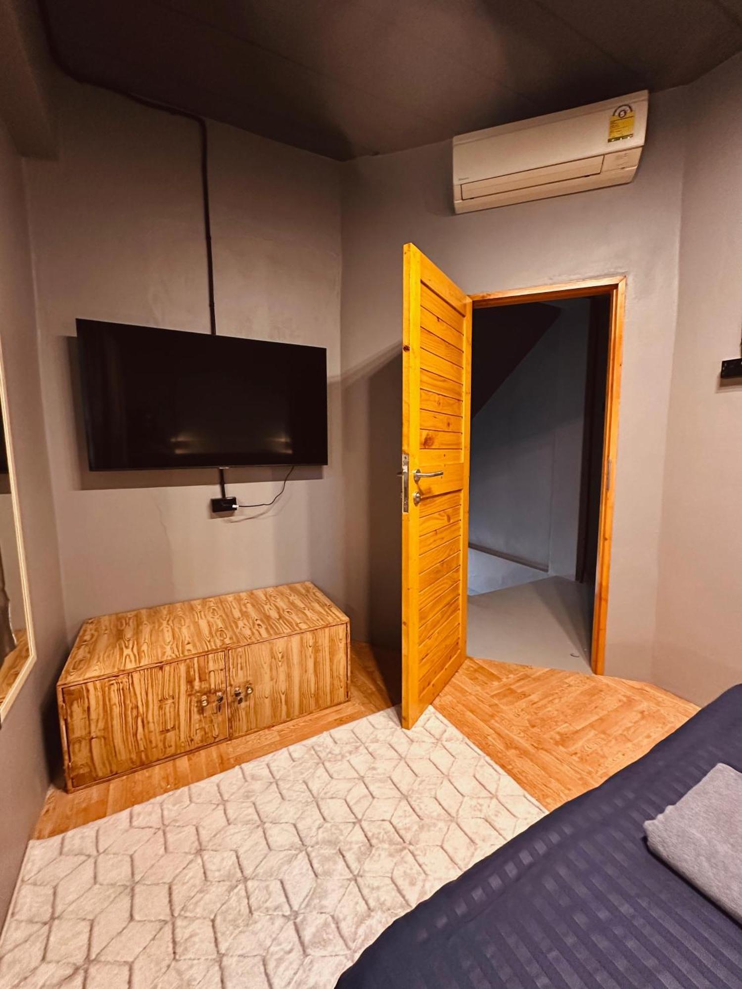 Hostel Friends Station & Cafe Pattaya Ngoại thất bức ảnh