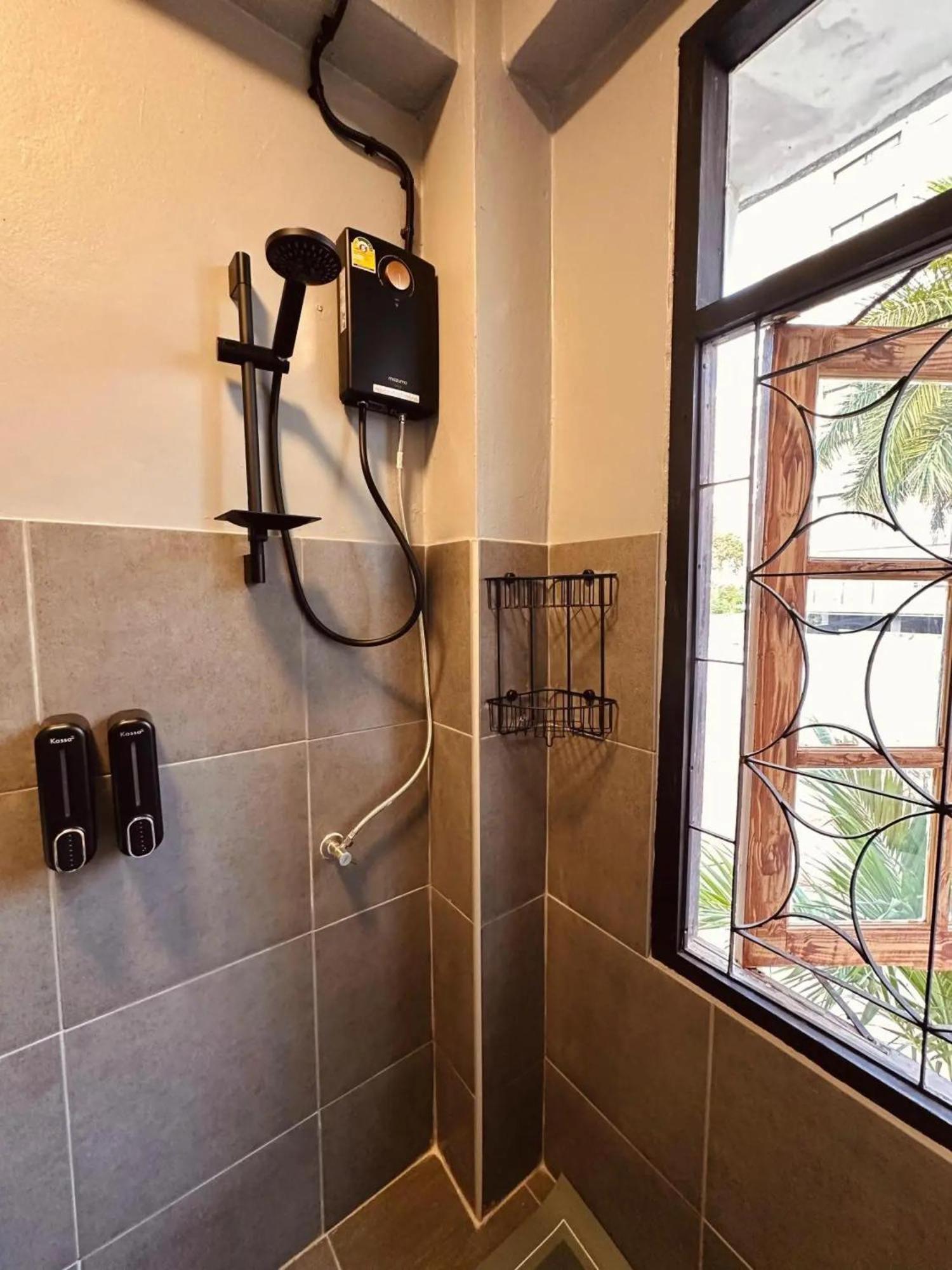 Hostel Friends Station & Cafe Pattaya Ngoại thất bức ảnh