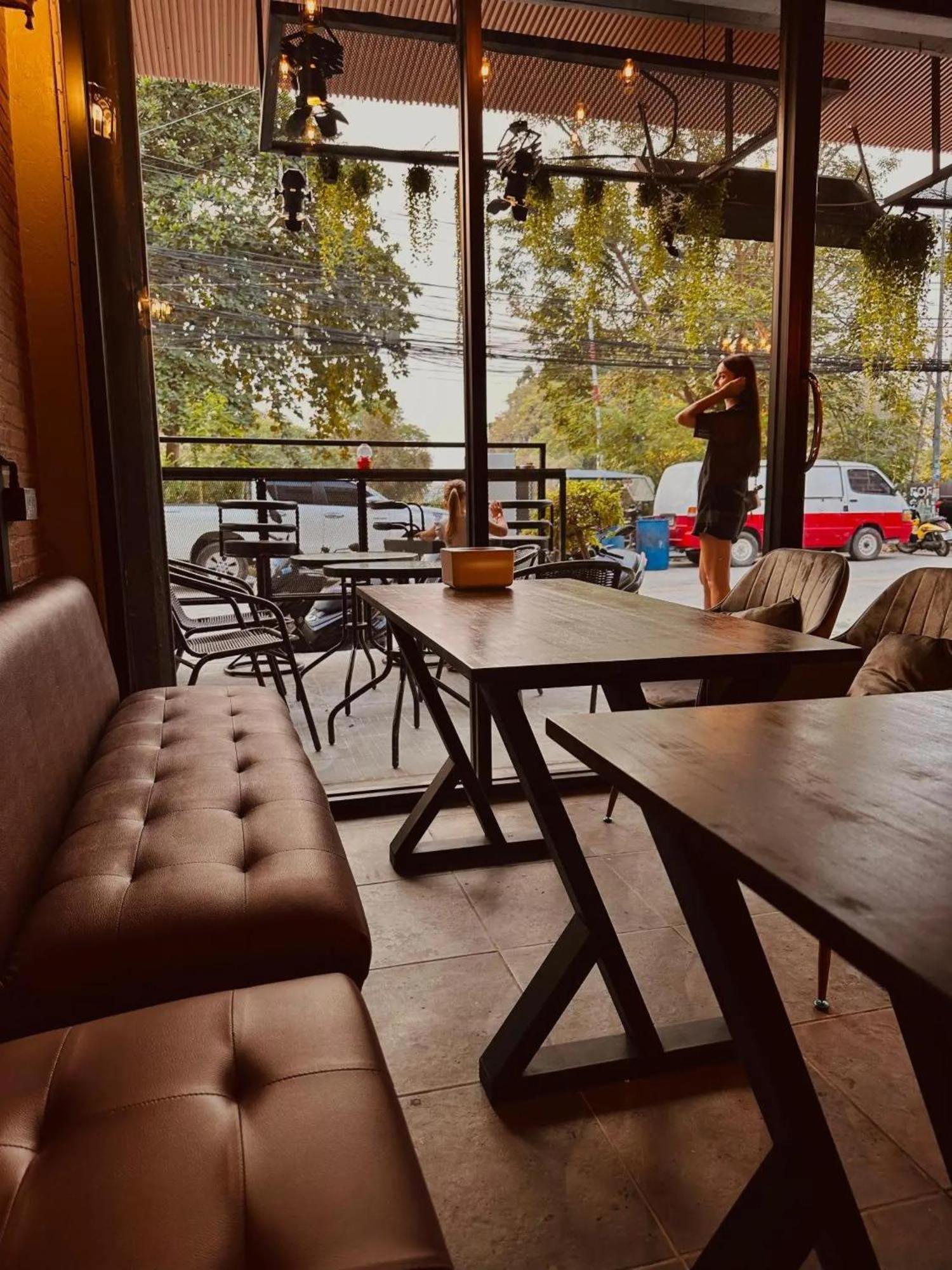 Hostel Friends Station & Cafe Pattaya Ngoại thất bức ảnh