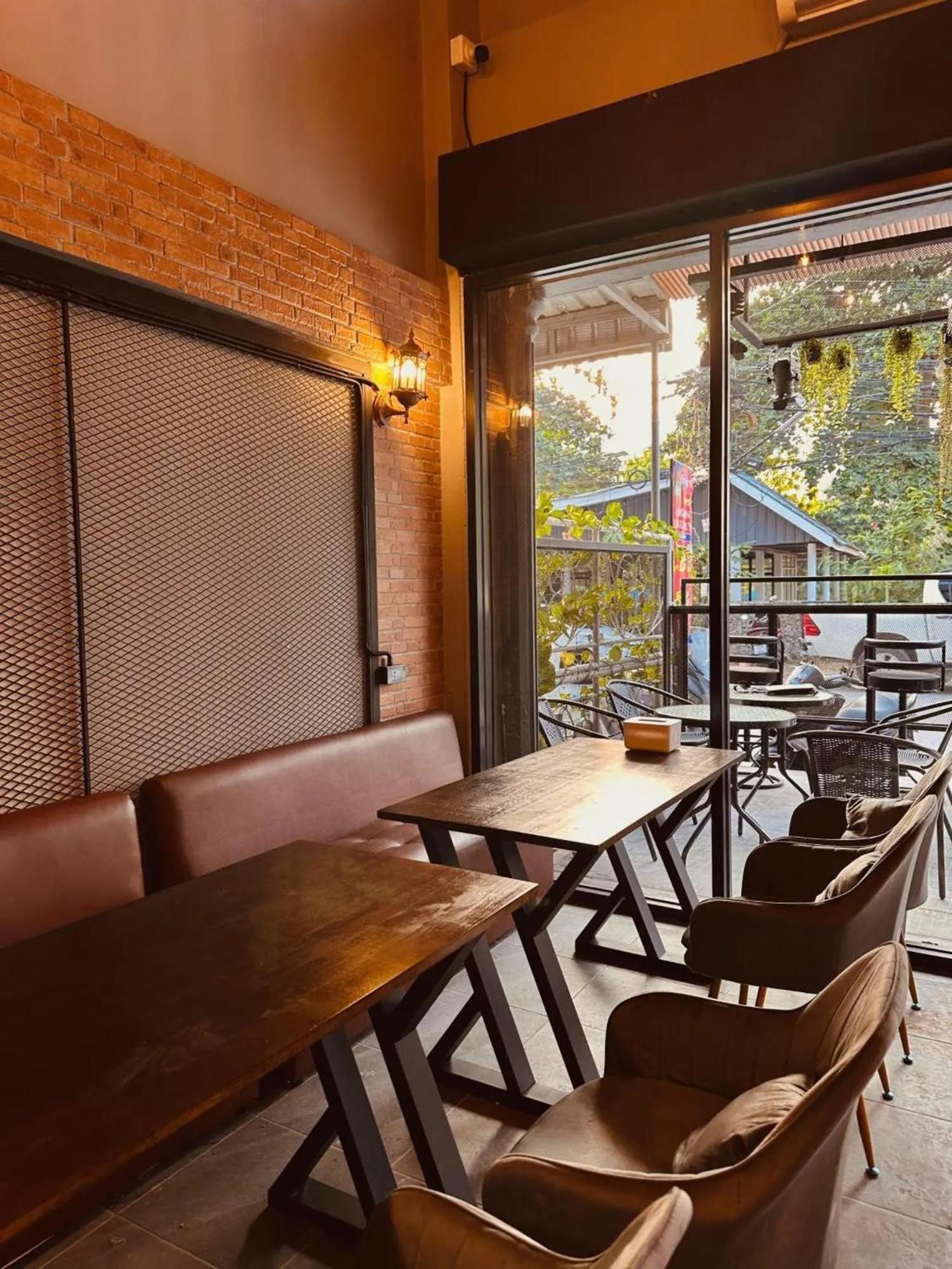 Hostel Friends Station & Cafe Pattaya Ngoại thất bức ảnh