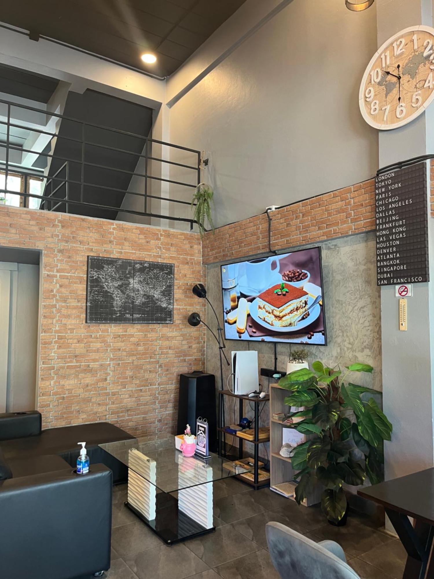 Hostel Friends Station & Cafe Pattaya Ngoại thất bức ảnh